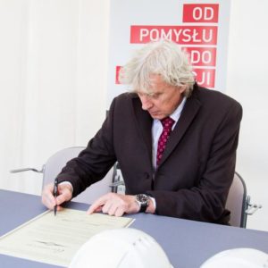 Kamien Wegielny Prezes WCWI Grzegorz Michalski podpisuje akt erekcyjny 4 10 2013
